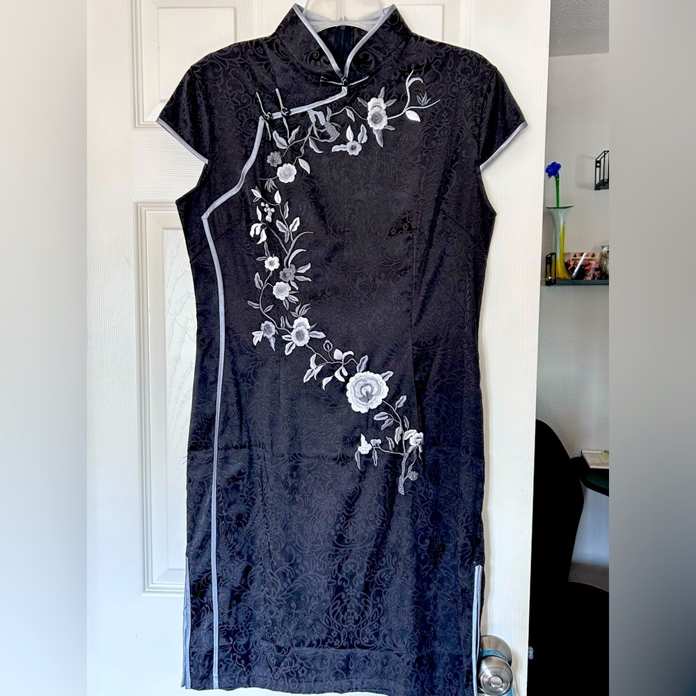 NWOT- Traditional Chinese Style Cheongsam Collar Brocade Partial Sleeve Dress